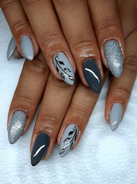 Gray Floral Nails, Grey Manicure Ideas, Gray And Black Nails, Grey Fall Nails, Grey Nails Design, Nail Art Gris, Gray Nail Designs, Oval Nails Designs, Ombre Nail Art Designs