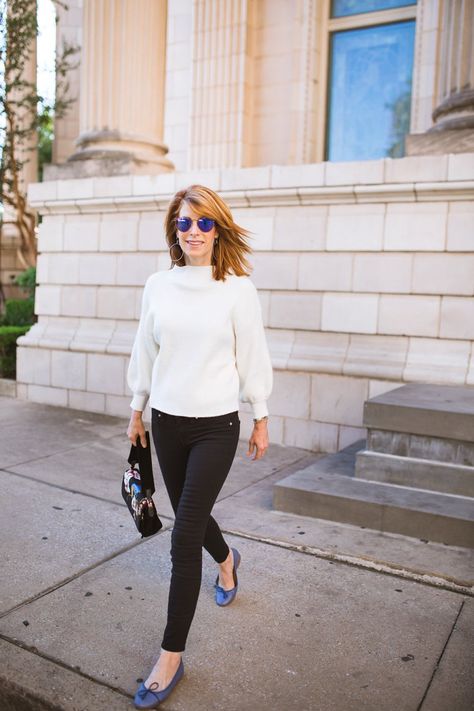 COMFORTABLE FLATS THANKS TO MARGAUX Navy Ballet Flats Outfit, Blue Flats Outfit, Light Blue Blouse Outfit, Flats Outfit Work, Blue Skirt Outfits, Navy Ballet Flats, Sport Casual Outfit, White Skirt Outfits, Ballet Flats Outfit