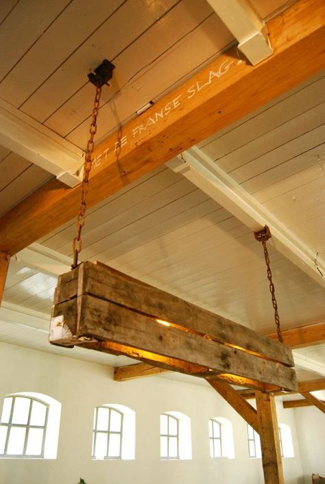 We love the industrial style of this pendant lamp made from repurposed pallets.   #Industrial, #Light, #PendantLamp, #RecycledPallet, #UpcycledPallet 1001 Pallets, Pallet Designs, Pallet Creations, Recycled Pallets, Pallet Crafts, Lampe Decoration, Old Pallets, Industrial Lamp, Wooden Lamp