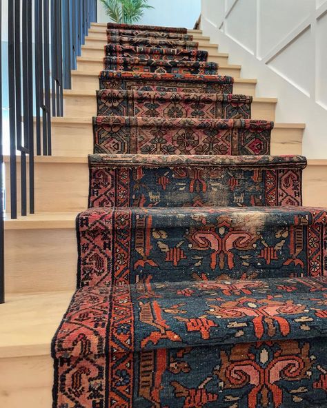 Moroccan Stair Runner, Art Deco Stair Runner, Rug On Stairs, Palace Stairs, Staircase Update, Basement Entry, Stairway Makeover, Modern Victorian Decor, Den Den