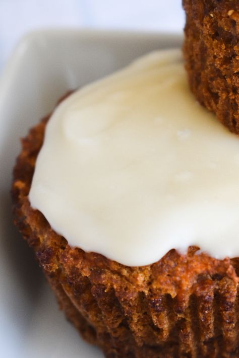 AIP Carrot Cake Muffins (Paleo, GF) - Its All About AIP Carrot Pulp Muffins, Aip Cake Recipes, Muffins Cream Cheese, Paleo Carrot Cake Muffins, Aip Cake, Gluten Free Dairy Free Breakfast, Aip Baking, Paleo Carrot Cake, Frosting Cupcakes