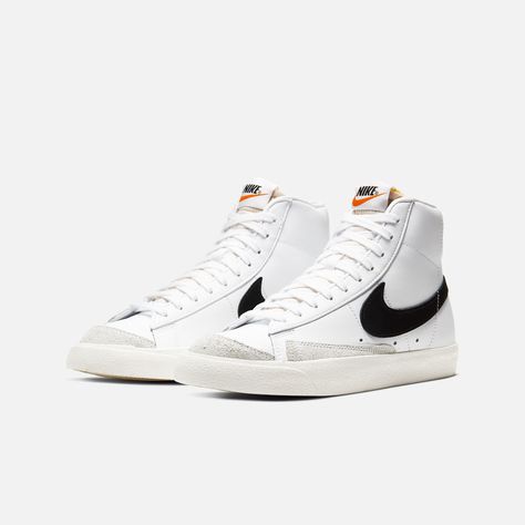 Las nike blazer mid '77 vintage cz1055-100 white/black-sail aprovechan el look clásico de nike de baloncesto con un acabado retro en la mediasuela, para que parezca que llevas años guardándolas. su ante exquisito, el swoosh retro y la zona del tobillo acolchada lo convierten en un básico moderno. los colores impecables añaden un look exquisito que completa cualquier look. las zapatillas presentan parte superior cómoda de material sintético y piel, y revestimientos cosidos con un bordado visible Blazers Nike, Blazer 77, Обувь Air Jordan, Nike Noir, Basketball Nike, Blazer Mid 77 Vintage, Preppy Shoes, Nike Blazer Mid 77, Basket Vintage