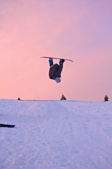 pink sky Snowboard Pictures, Snowboard Aesthetic, Sunset Snow, Snowboarding Pictures, Snowboarding Photography, Snowboarding Aesthetic, Snowboard Art, Ski Aesthetic, Snow Trip