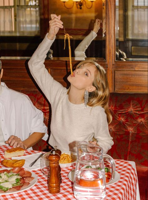 Pasta Restaurant Aesthetic, Italy Photoshoot, Eating Pasta, Italian Lunch, Pasta Restaurants, Girl Eating, Italy Aesthetic, People Eating, Italian Restaurant