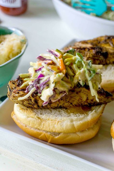 BBQ Heaven! Jerk Chicken Sandwiches with Mango Chipotle Coleslaw! Spicy grilled chicken breasts are topped with a crisp sweet and spicy coleslaw! Chipotle Coleslaw, Coleslaw Burger, Manly Recipes, Grilled Jerk Chicken, Spicy Coleslaw, Chicken Breast Sandwich, Sandwich Wraps Recipes, Spicy Grilled Chicken, The Girl Who Ate Everything