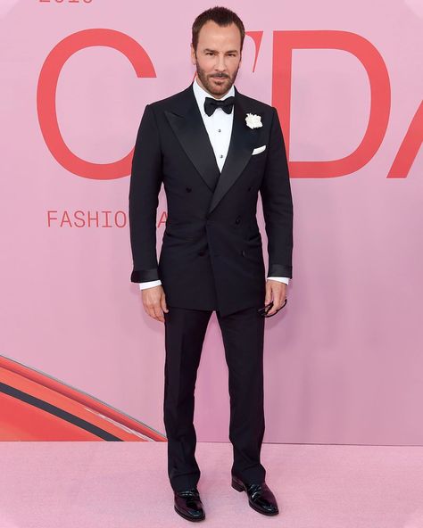 TOM FORD on Instagram: “Tom Ford wore a black TOM FORD double breasted Windsor tuxedo and @carineroitfeld wore a black TOM FORD gown with crystal pave chains to…” Tom Ford Gown, Tom Ford Tuxedo, Double Breasted Tuxedo, Wedding Tux, Cfda Fashion Awards, Black Suit Wedding, Cfda Awards, Tom Ford Suit, Black Toms