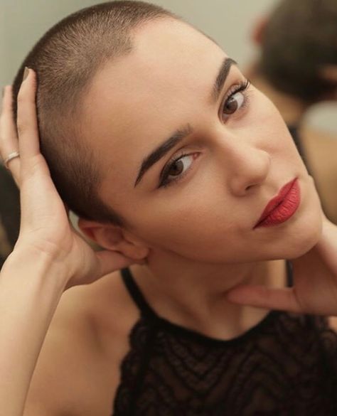 Widows Peak Buzzcut, Brunette Buzzcut Women, Buzz Cut Outfit Women, Long Buzz Cut Woman, Feminine Buzz Cut, Shaved Hair Girl, Bald Women Aesthetic, Buzz Cut Women Round Face, Female Buzzcut