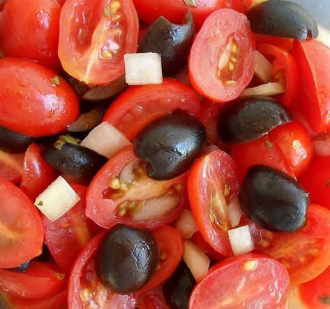 Happier Than A Pig In Mud: Tomato and Black Olive Salad Tomato And Olive Salad, Black Olive Salad, Cucumber Tomato Feta Salad, Lunch Rotation, Olive Salad Recipe, Ww Lunch, Football Appetizers, Instant Pot Slow Cooker, Cherry Tomato Salad