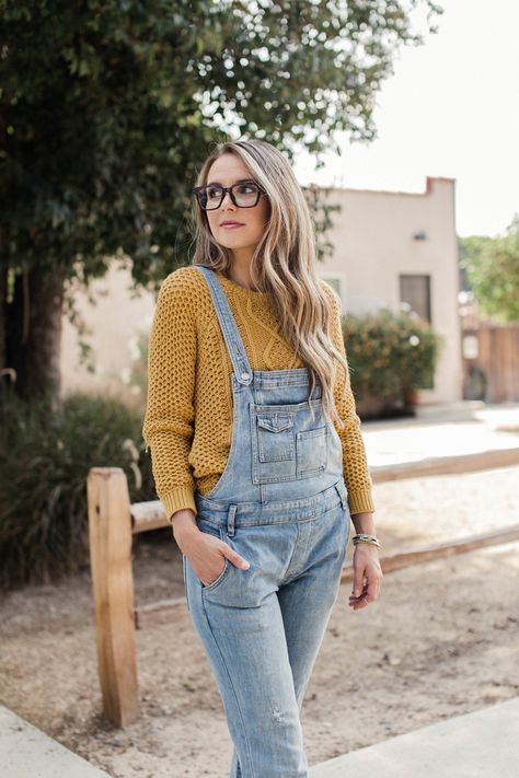 pair your overalls with a thick, cozy sweater for fall | merricksart.com Overalls Outfit Winter, Cute Overall Outfits, Pullover Sweaters Outfits, Denim Overalls Outfit, Overalls Fall, Mustard Yellow Sweater, Overall Outfit, Overalls Outfit, Quoi Porter