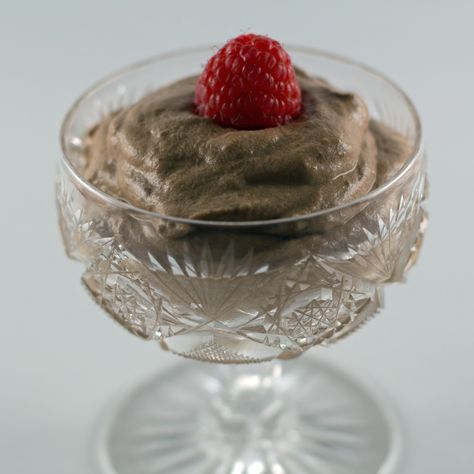 This incredibly creamy chocolate mousse is light yet rich. A chocoholic's dream, it is an elegant dessert that will have you and your guests swooning. Avocado Chocolate Pudding, Chocolate Bourbon, Orange Liqueur, Avocado Chocolate, Low Carb Sweets, Elegant Desserts, Mousse Recipes, Creamy Chocolate, Sugar Free Chocolate