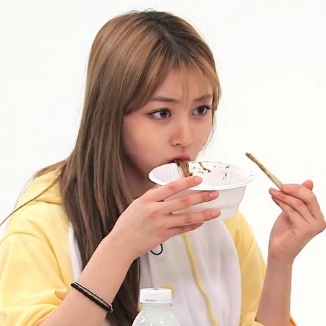 twice jihyo lq Jihyo Eating, Idol Eating, Park Jihyo, Pushes And Pulls, Twice Jihyo, Low Quality, One In A Million, Kpop Girls, Quick Saves