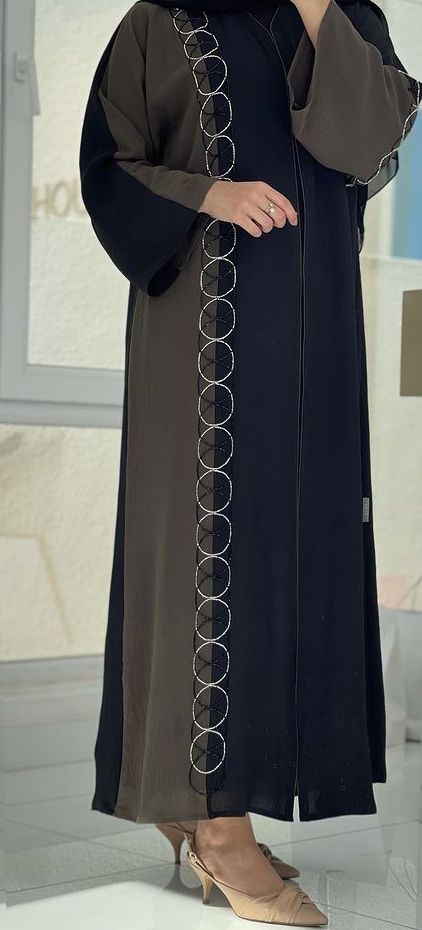 Abaya Fashion Dubai 2023, Arabic Abaya Designs, Black Abaya Designs Simple, Modern Abaya Style, Abaya Ideas, Burkha Designs, Beautiful Abayas, Black Abaya Designs, Modern Abaya