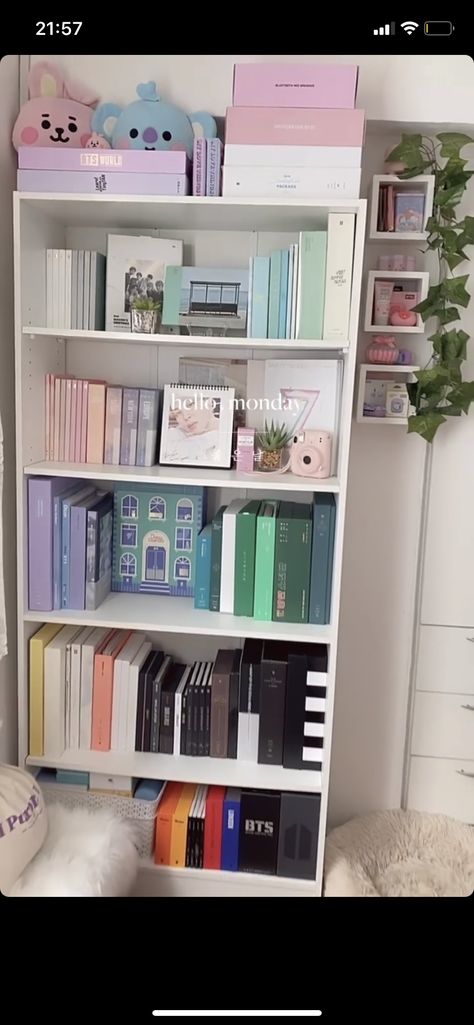 Kpop Albums Organization, Kpop Display Shelf, Kpop Shelf Organization, Bts Album Shelf, Album Display Ideas, Kpop Album Organization, Ghibli Apartment, Kpop Album Shelf Ideas, Kpop Album Display