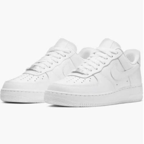 Back-To-Basics Detailing Keeps The Look Simple And Timeless On An '80s-Throwback Sneaker Reissued With A Cool Low-Cut Profile. The Iconic Air Force 1 Sole Sports Embedded Nike Air Cushioning And Crenellations Along The Tread That Frame A Star-Studded Bumper Toe. Size: 7m Color: White Worn Once - Pretty Much Brand New! Details: Cushioning: Absorbs Impact And Distributes Weight For Consistent, Buoyant Comfort Under Each Step Lace-Up Style Nike Air Unit In The Sole Provides Lightweight Cushioning L White Nike Air Force Shoes, White Shoes Air Force, Whiye Shoes, White Basic Shoes, Tenis Nike Force One, Simple White Shoes, White Nikes Women, White Airforces Outfit, Airforce 1 Women