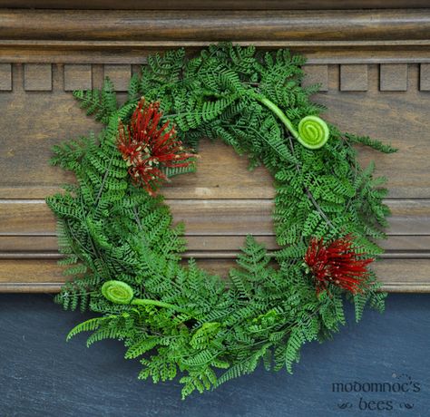 Christmas Wreath: New Zealand Christmas Wreath with Pohutukawa Flower and Silver Fern Koru Maori Christmas Decorations, Maori Christmas, Pohutukawa Flower, Candle Making Party, Making A Wreath, Green Christmas Wreath, New Zealand Christmas, Diy Christmas Wreath, Burlap Wreath Diy