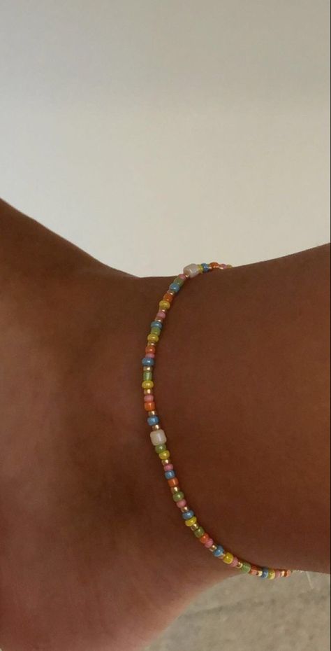 Ankle Beaded Bracelets, Homemade Ankle Bracelets, Ankle Bracelet Ideas, Ankle Bead Bracelets, Bead Anklets Diy, Ankle Bracelets Aesthetic, Bracelet Perle Aesthetic, Beaded Summer Jewelry, Ankle Bracelets Beads