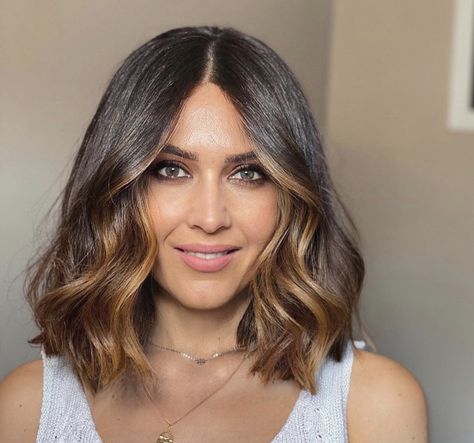 Short Brown Hair With Highlights, Fall Bob, Brown Hair Highlights, Short Dark Brown Hair, Brown Hair With Highlights And Lowlights, Highlights Ideas, Short Dark Hair, Hair With Highlights, Balayage Hair Dark