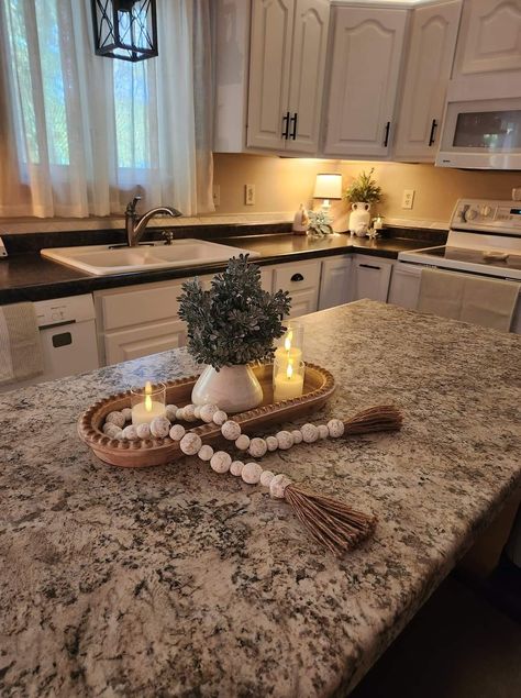 Kitchen Countertop Decor, Countertop Decor, Kitchen Island Decor, Kitchen Dinning Room, Future Apartment Decor, Kitchen Counter Decor, Kitchen Upgrades, Kitchen Dinning, Western Home Decor