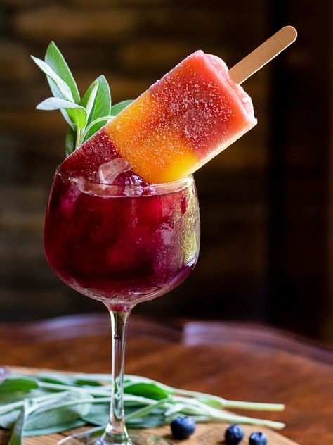 Take Your Summer Drinks to 11 with This Popsicle-Topped Blueberry Bourbon Smash - Cocktail Contessa Drink With Popsicle, Drinks With Popsicles, Pretty Summer Cocktails, Cocktails With Popsicles, Over The Top Cocktails, Popsicle Drinks Alcohol, Cool Drinks Aesthetic, Summer Cocktails Aesthetic, Drink Design Ideas