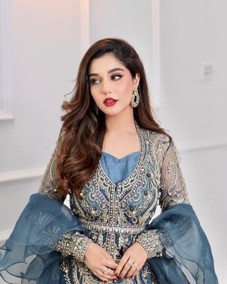 Minahil Ali Wattoo, Cover Post, Romantic Wedding Style, Hand Pic, Girl Hand, Pakistani Actress, Designs For Dresses, Romantic Wedding, Gorgeous Dresses