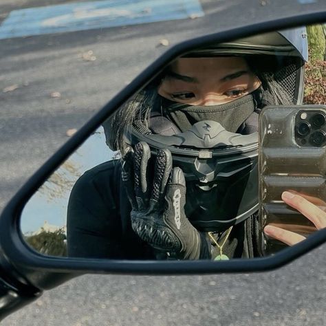 Model On Motorcycle, Motorcycle Mirror Selfie, Motorcyle Woman Aesthetic, Pictures With Motorcycles, Motorcyle Aesthic, Motorcycle Woman Aesthetic, Motorcycle Instagram Story, Foto In Moto, Motorcycle Girl Pfp