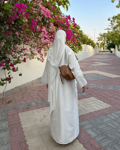 long story short 💓 #modestfashion #ootd #ramadanoutfit #eidoutfit #jalabiasaudi #mydubai #hijabfashion #hijabstyle Islamic Affirmations, Islam Journal, Hijabi Fashion Summer, Islamic Modesty, Islamic Journal, White Abaya, Modest Outfits Muslim, Outfits Muslim, Abaya Outfit