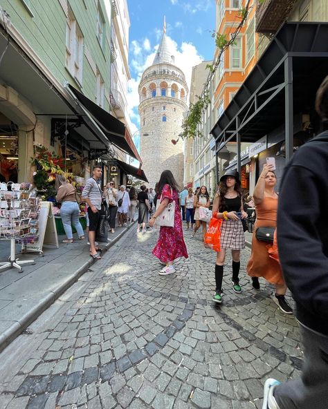 Galata tower Istanbul sisli summer break outfit dress pink flower dress summer look maxi dress Istanbul Summer Outfit, Istanbul Beach, Istanbul Outfits, Istanbul Summer, Summer Break Outfits, Galata Tower Istanbul, Pink Flower Dress, Istanbul Travel, Outfit Dress