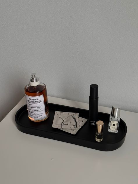 Aesthetic Boys Bedroom, Cologne Tray, Mens Vanity, White Desk Setup, Mens Room Decor, Mens Bedroom Decor, Drukarka 3d, Room Organisation, Manly Decor