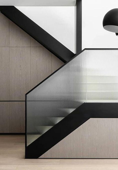 Metal Balustrade Design, Stairs Balustrade, Glass Staircase Railing, Steel Stairs Design, Glass Railing Stairs, Balustrade Design, Black Interiors, Glass Handrail, Steel Balustrade