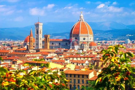 Looking for the best places where to stay in Florence, Italy? You are lucky, I have just the guide for you! Here are the best hotels from budget to luxury! Tuscan Towns, Florence City, Arno River, Uffizi Gallery, Italy Tours, Top Hotels, Florence Italy, Best Cities, Day Tours