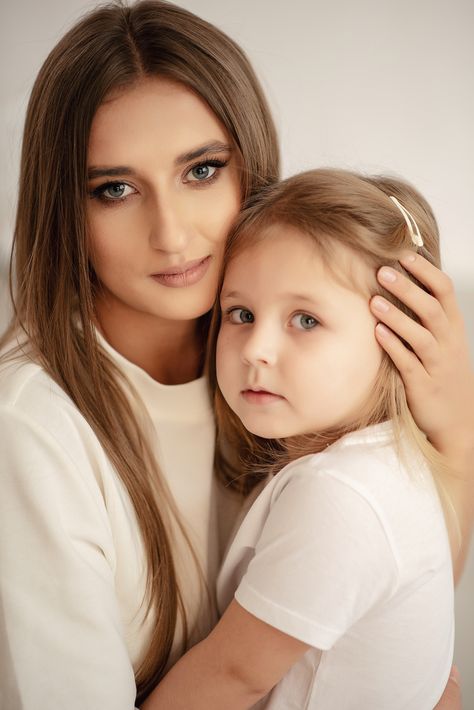 Pose Mother And Daughter, Mother And One Year Old Daughter Photoshoot, Mom And Daughter Photoshoot Studio, Mother And Children Photoshoot, Mom And Daughter Studio Photo Ideas, Mom Daughter Photos, Mommy Daughter Photos, Mother Daughter Photoshoot, Mommy Daughter