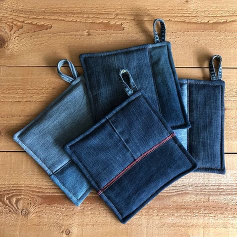 Denim Potholders Diy Old Jeans, Potholder Diy, Denim Kitchen, Indigo Kitchen, Upcycled Denim Diy, Jean Quilts, Upcycled Sewing, Handmade Jeans, Diy Old Jeans