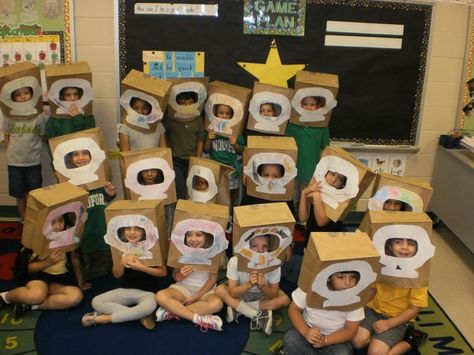 Space / Astronaut helmet craft using paper bags. Astronaut Activities Preschool, Space Projects For Preschool, Astronaut Activities For Kids, Astronaut Activities, Astronaut Craft, Astronaut Halloween, Space Theme Preschool, Space Week, Space Lessons