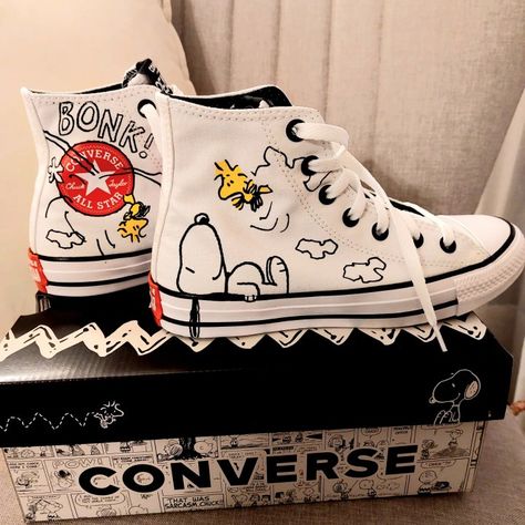 Converse With Designs, Peanuts Converse, Snoopy Jeans, Snoopy Converse, Snoopy Merch, Snoopy Things, Snoopy Shoes, Snoopy Items, Snoopy Stuff