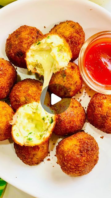 Chicken Cheese Balls Recipe, Ifthar Dishes, Chicken Cheese Ball, Garlic Balls, Chicken Cheese Balls, Cheese Balls Recipe, Minced Chicken, Cheese Mozzarella, Ghee Butter