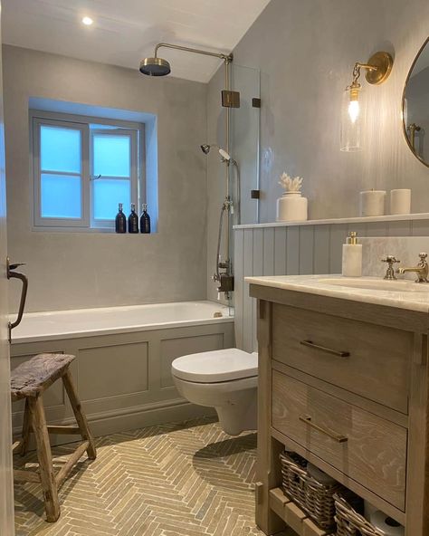 Rachel Winham, Small Bathroom With Bath, Cottage Showers, Cosy Bathroom, Country Style Bathrooms, Cottage House Interior, Cottage Style Bathrooms, Cottage Bathroom Ideas, Stone Cottages