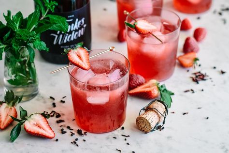 Recipe: Galentine's Day Pitcher Cocktails — Recipes from The Kitchn #_Tea_ #_Valentine_s_Day_ #recipes #food #kitchen Strawberry Mojito Pitcher, Easter Brunch Cocktails, Mojito Pitcher, Easter Brunch Party, Easter Drink, Pitcher Drinks, Pitcher Cocktails, Cocktail Pitcher, Strawberry Mojito