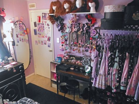 Pastel Goth Room Ideas, Emo Room Ideas, Goth Room Ideas, Shine Aesthetic, Pastel Goth Room, Pallet Inspiration, Emo Room, Pastel Goth Decor, Goth Room