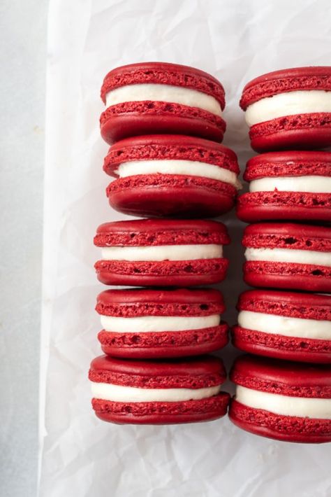 Red Velvet Macaroons, French Macarons Flavors, Easy Macaroons Recipe, Red Velvet Macarons, French Macaroon Recipes, Kue Macaroon, Macaroon Cookies, Macaron Flavors, Macaron Cookies