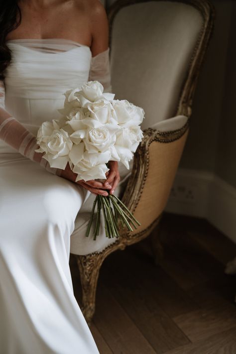 Minimalistic Bride Bouquet, Long Veil Wedding Pictures, White And Cream Wedding Bouquet, Dainty Wedding Bouquet, Minimalist Wedding Photography, White Wedding Bouquets Elegant, White Roses Bridal Bouquet, Timeless Modern Wedding, Chosen By Kyha