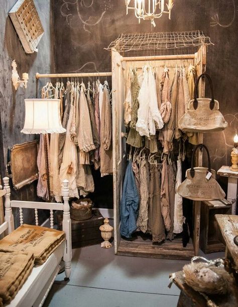 Boho Boutique Decor, Boutique Store Displays, Vintage Store Displays, Antique Booth Displays, Antique Booth Ideas, Dressing Room Closet, Cottage Decor Farmhouse, Store Design Boutique, Antique Booth