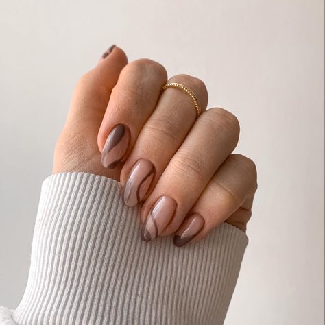 Brown Line Nails, Nail Art With Gold Lines, Brown Lines Nails, Brown Squiggle Nails, Neutral Beach Nails, Line Nail Designs, Brown Nail Art, Wave Nails, Brown Nails Design