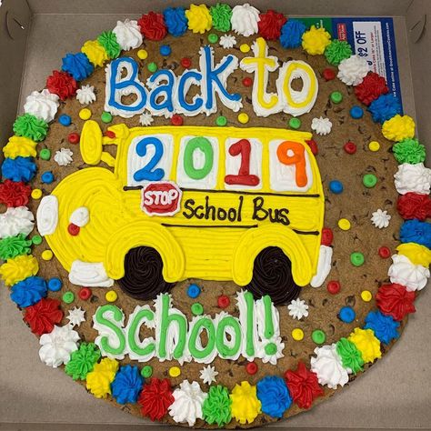 Back To School Cookie Cake Ideas, Back To School Cupcake Ideas, Back To School Cookie Cake, Back To School Cakes, Work Desserts, School Cakes, Christmas Cupcake Cake, Big Cookies, School Cupcakes