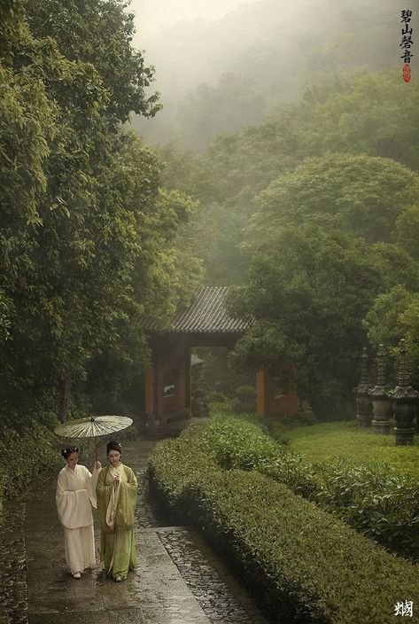 Ancient China Aesthetic, Ancient Chinese Architecture, Chinese Aesthetic, People Walking, Japan Aesthetic, Aesthetic Japan, Fantasy City, Chinese Architecture, Japanese Aesthetic