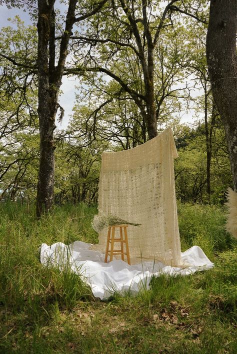 Outside Photography Set Up, Outdoor Sheets Photoshoot, Garden Photo Background, Vintage Outside Photoshoot, Fabric Backdrop Outdoor Photoshoot, Field Backdrop Photoshoot, Sheet In Tree Photoshoot, Outdoor Boho Photoshoot Set Up, Brick Backdrop Photoshoot