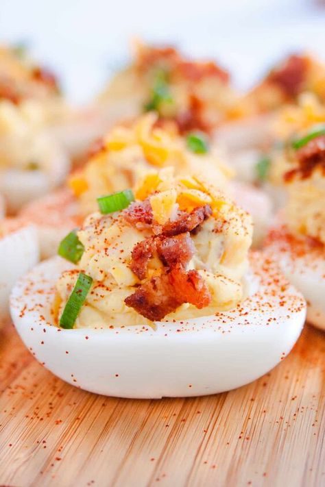 Loaded Deviled Eggs, Diy Party Food, Classic Deviled Eggs, Deviled Eggs Recipe Easy, Making Hard Boiled Eggs, Perfect Hard Boiled Eggs, Boiled Food, Hard Boiled Egg, Classic Appetizers