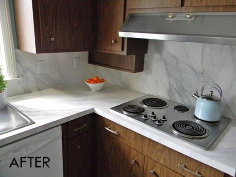 faux marble painted countertops. Look how it made her cabinets go from trashy to kind of fancy! Faux Marble Backsplash, Marble Back Splash, Faux Marble Countertops, Painting Formica, Faux Marble Paint, Formica Countertops, Painting Countertops, Painting Skills, Marble Kitchen