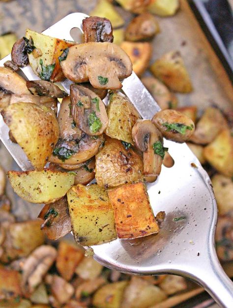 This roasted potatoes and mushrooms recipe makes a nice side dish to bake alongside a roast in the oven but it's also great as a meal on its own! The ingredients are simple but the flavors are incredible and the whole family will enjoy these tasty potatoes and mushrooms! Roasted Potatoes And Mushrooms, Mushroom Side Dish Recipes, Potato Mushroom Recipe, Potatoes With Mushrooms, Cabin Recipes, Potatoes And Mushrooms, Oven Roasted Mushrooms, Potato Mushroom, Meal List