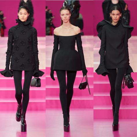 Modeling Affirmations, Valentino Fall 2022, Fw 2022, Black Book, Long Gloves, Fashionista Clothes, Couture Runway, Fall 2022, Classy And Fabulous