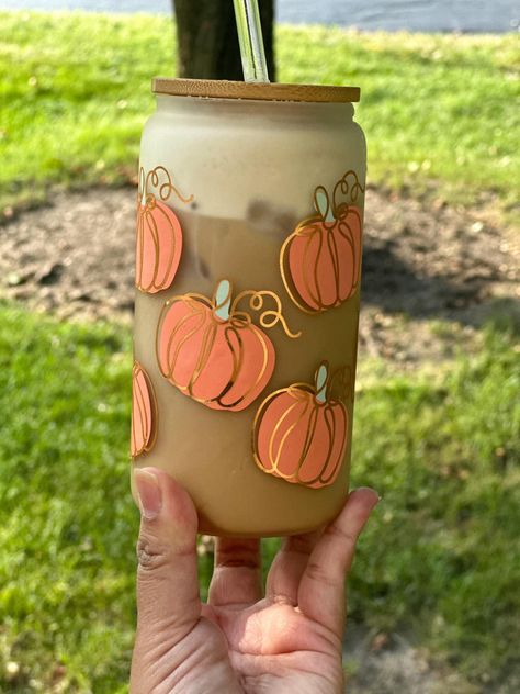 Pumpkin Glass, Beer Can Glass, Iced Coffee Glass Can, Personalized Cup with Lid and Straw, Frosted Glass, Personalized Gifts, Gifts for her Includes Lid and Straw.  This beautiful beer can glass is great for your favorite cold drink. It can be personalized with a name at no extra cost just add it to the notes at checkout. Perfect gift for yourself, your friends, your family, or your loved ones on Birthdays, Mother's Day, Father's Day, Christmas, weddings, Bridesmaids.... and any special occasion Cute Iced Coffee Cups, Cricut Glass Cups, Preppy Autumn, Glass Tumbler Design, Band Trip, Bottle Logo, Cup With Lid And Straw, Cute Coffee Cups, Christmas Weddings